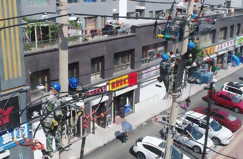 200余工人昨撤除大馬路架空電線